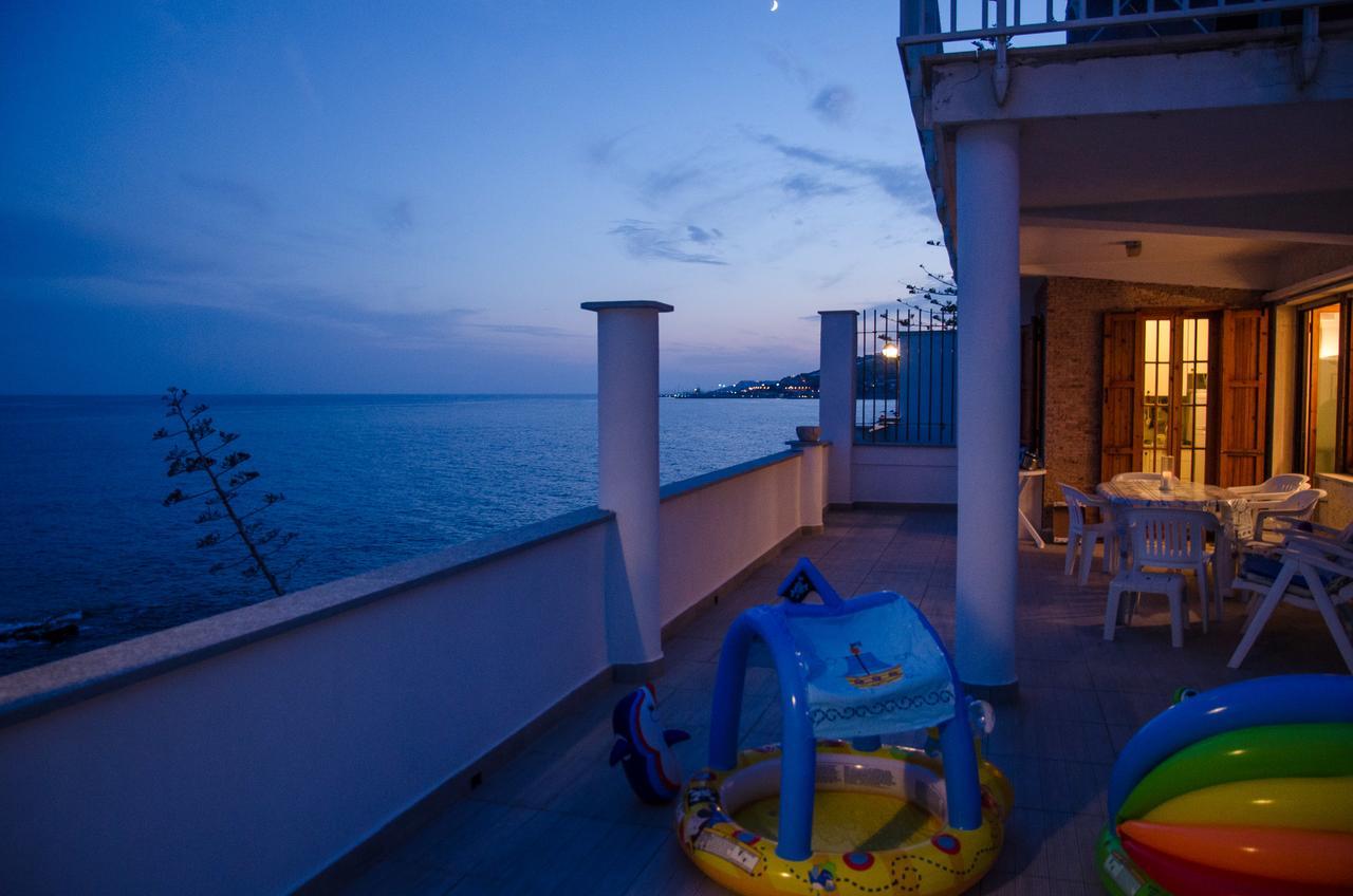 Seaside Holiday Apartment - Unique Location Cipressa Luaran gambar