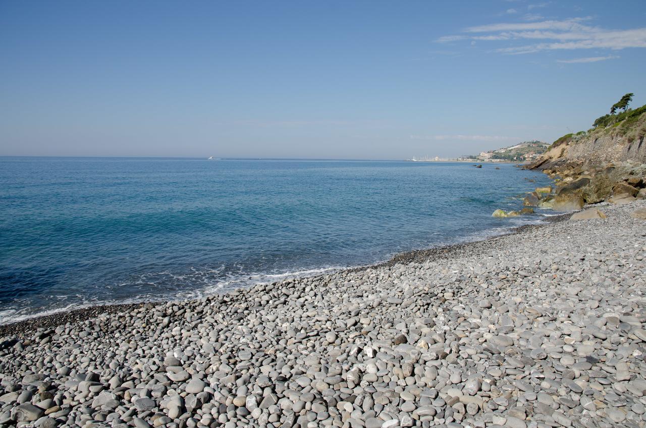 Seaside Holiday Apartment - Unique Location Cipressa Luaran gambar