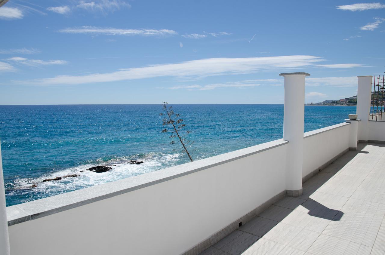 Seaside Holiday Apartment - Unique Location Cipressa Luaran gambar